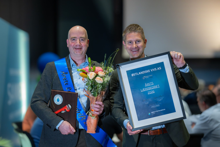 To menn fra Østlandske VVS AS med diplomet for Årets lærebedrift 2026 fra Rørentreprenørene Norge